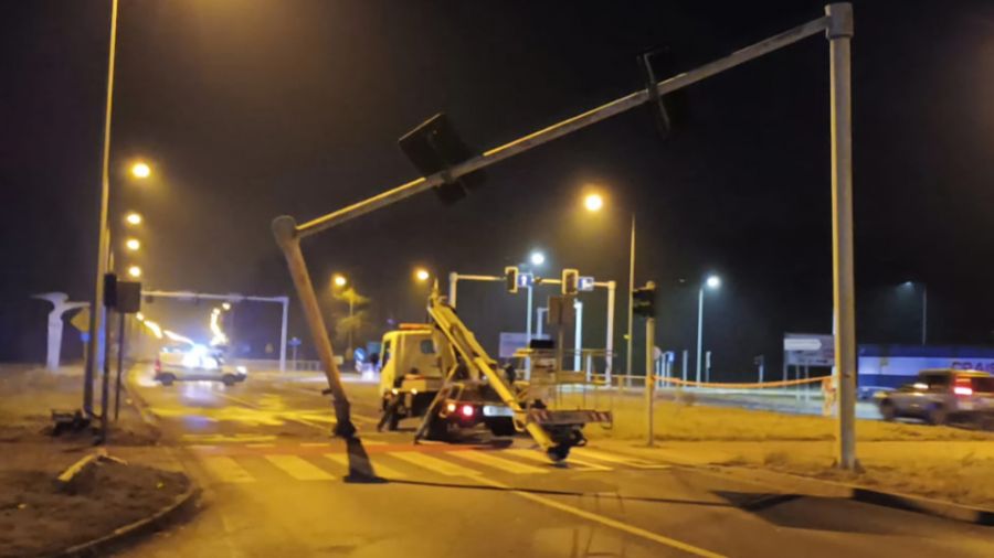 Leszno, pijany 48-latek jechał pijany i wjechał w sygnalizację (fot. Leszno/Facebook)