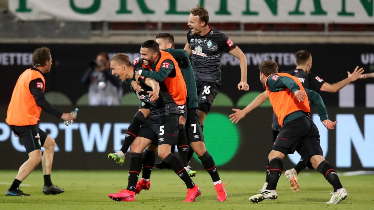 Piłkarze Werderu cieszą się z utrzymania (fot. Getty)