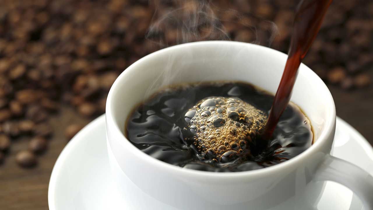 Wiele osób nie wyobrażają sobie dnia bez filiżanki kawy (fot. Shutterstock/NOBUHIRO ASADA) Wiele osób nie wyobrażają sobie dnia bez filiżanki kawy (fot. Shutterstock/NOBUHIRO ASADA)