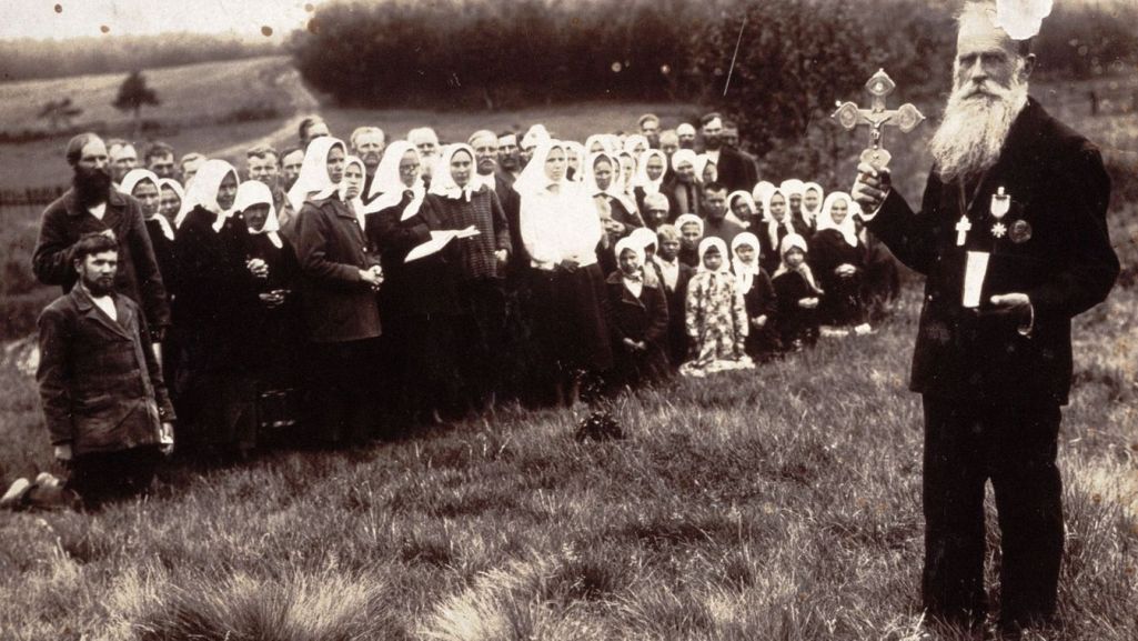 Iliasz Klimowicz and his followers. Archive Photo