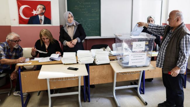 Девушка на выборах. Выборы фото. Люди голосуют на выборах. Избиратель на избирательных участках. Люди голосуют на выборах.