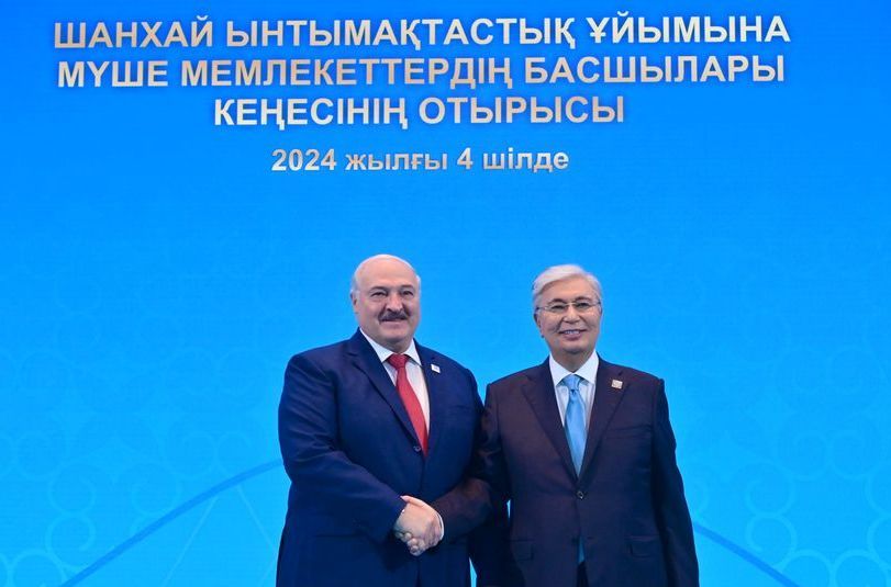 Аляксандр Лукашэнка і Касым-Жамарт Такаеў падчас саміту краінаў – сябраў ШАС у Астане 4 ліпеня 2024 года. (Фота: БелТА)