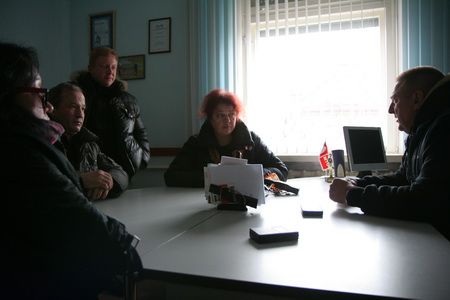 Здымак мае ілюстрацыйны характар. Мікалай Аўтуховіч падчас размовы з менскімі актывістамі ў студзені 2015 года. (Фота: salidarnasc.org)