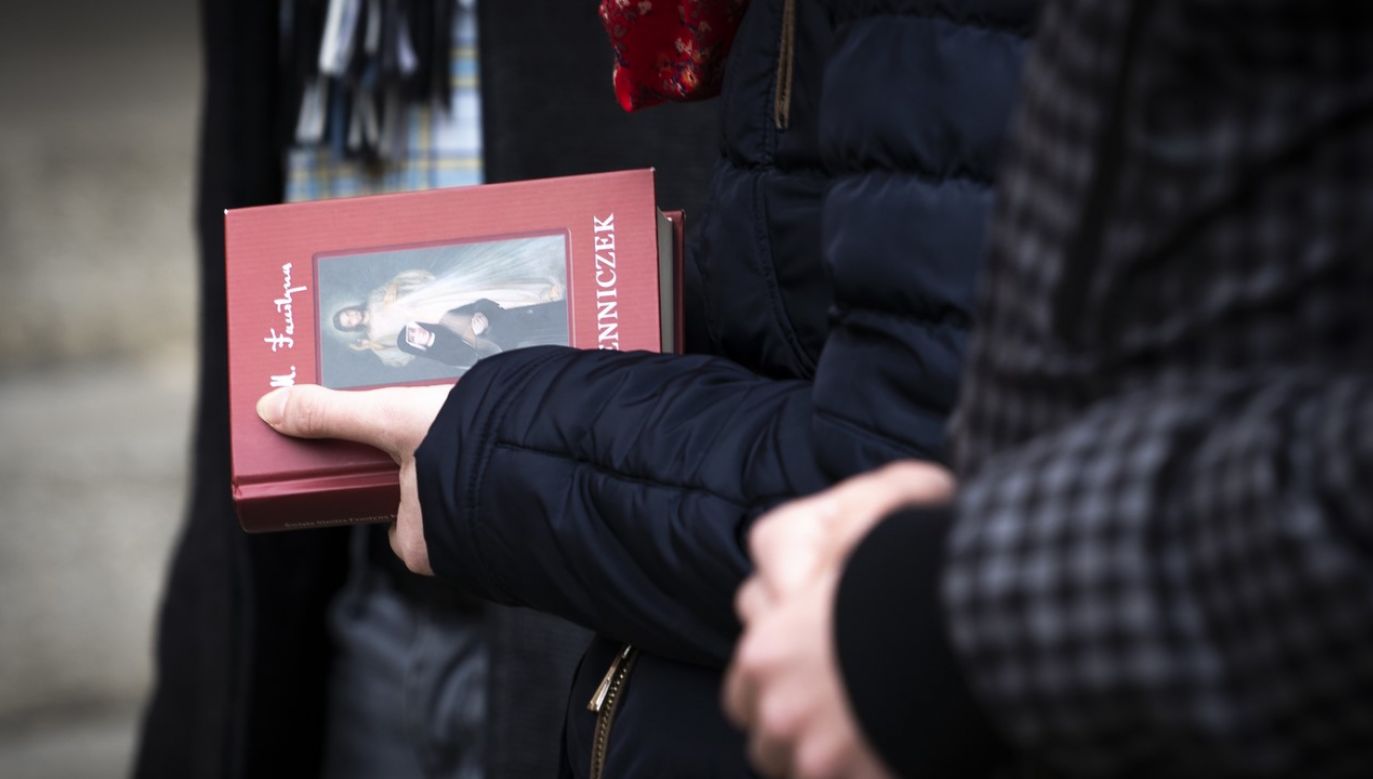 A woman with a copy of St. Faustina Kowalska’s “Diary”, Bydgoszcz 2019. Photo by Jaap Arriens/NurPhoto via Getty Images