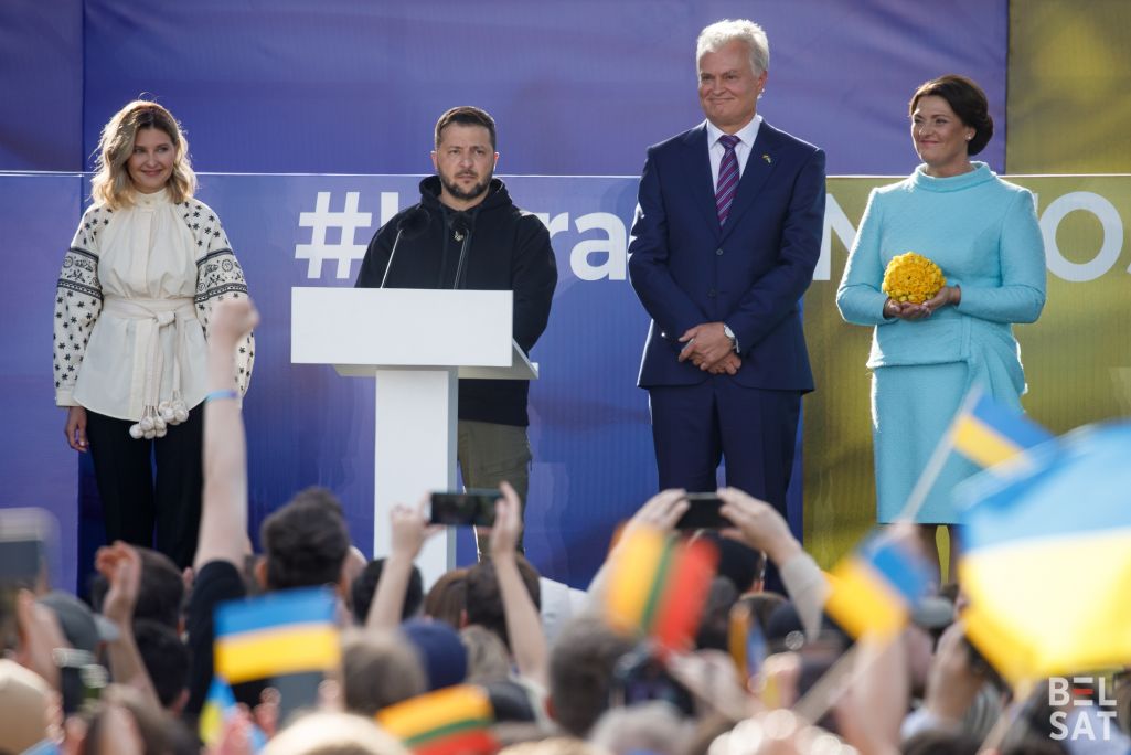 Здымак мае ілюстрацыйны характар. Прэзідэнт Украіны Уладзімір Зяленскі і прэзідэнт Літвы Гітанас Наўседа выступаюць з прамовай на Лукішскай плошчы ў Вільні падчас саміту NATO. На здымку (злева і справа) – першая лэдзі Украіны Алена Зяленская і першая лэдзі Літвы Дыяна Няпайце-Наўседзіене. Вільня, Літва. 11 ліпеня 2023 года. Вільня, Літва. (Фота: Белсат)