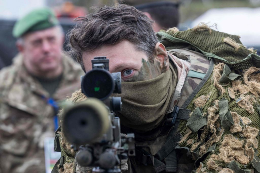 Брытанскі жаўнер глядзіць у тэлескапічны прыцэл сваёй снайперскай вінтоўкі падчас вайсковых вучэнняў NATO «Steadfast Defender 2024». Кажэнева (Korzeniewo), Польшча. 4 сакавіка 2024 года. (Фота: Wojtek Radwanski / AFP / East News)