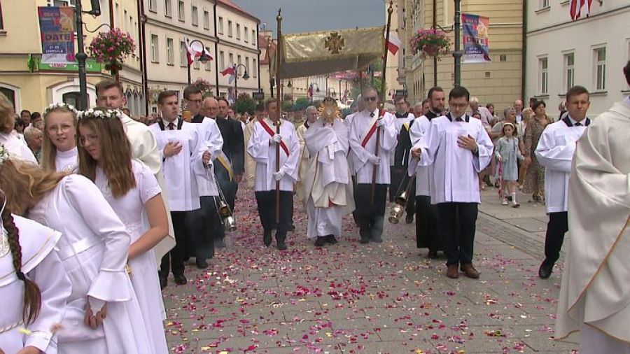 Tłumy wiernych na procesjach w święto Bożego Ciała 