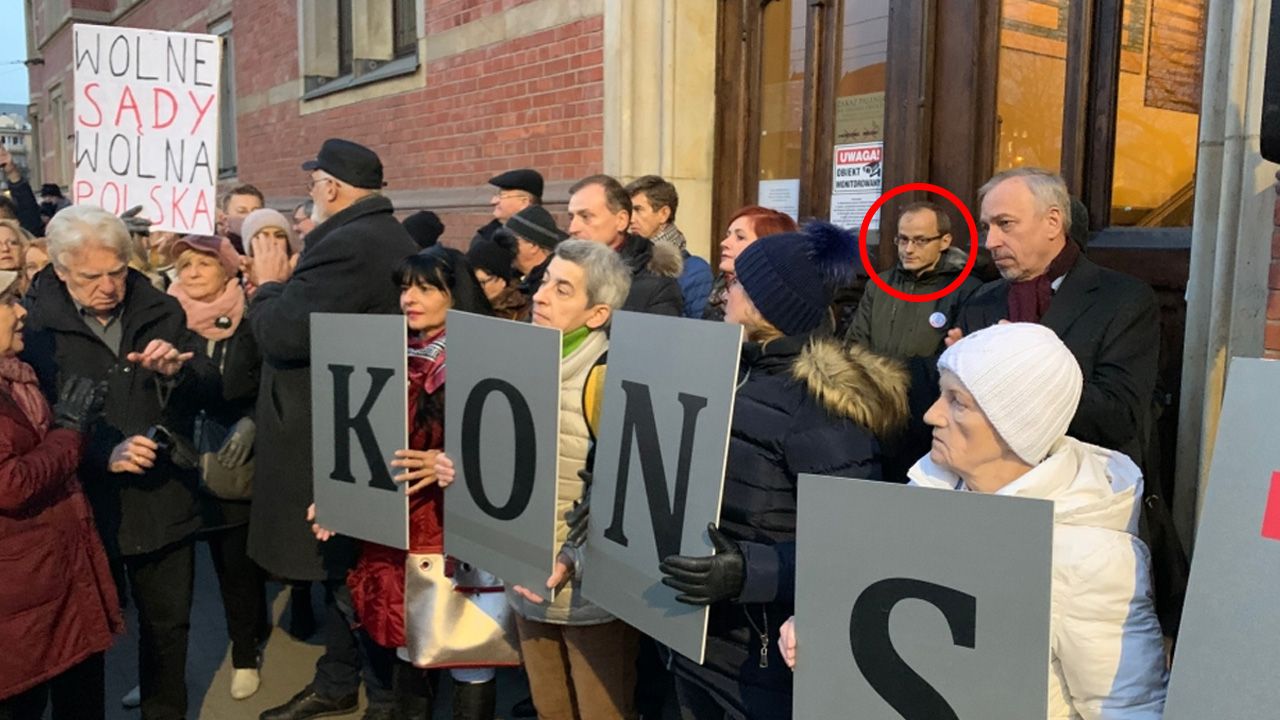 W grudniu 2019 r. sędzia Marek Górny protestował razem z b. politykiem PO Józefem Piniorem (fot. Radio Wrocław/radiowroclaw.pl)