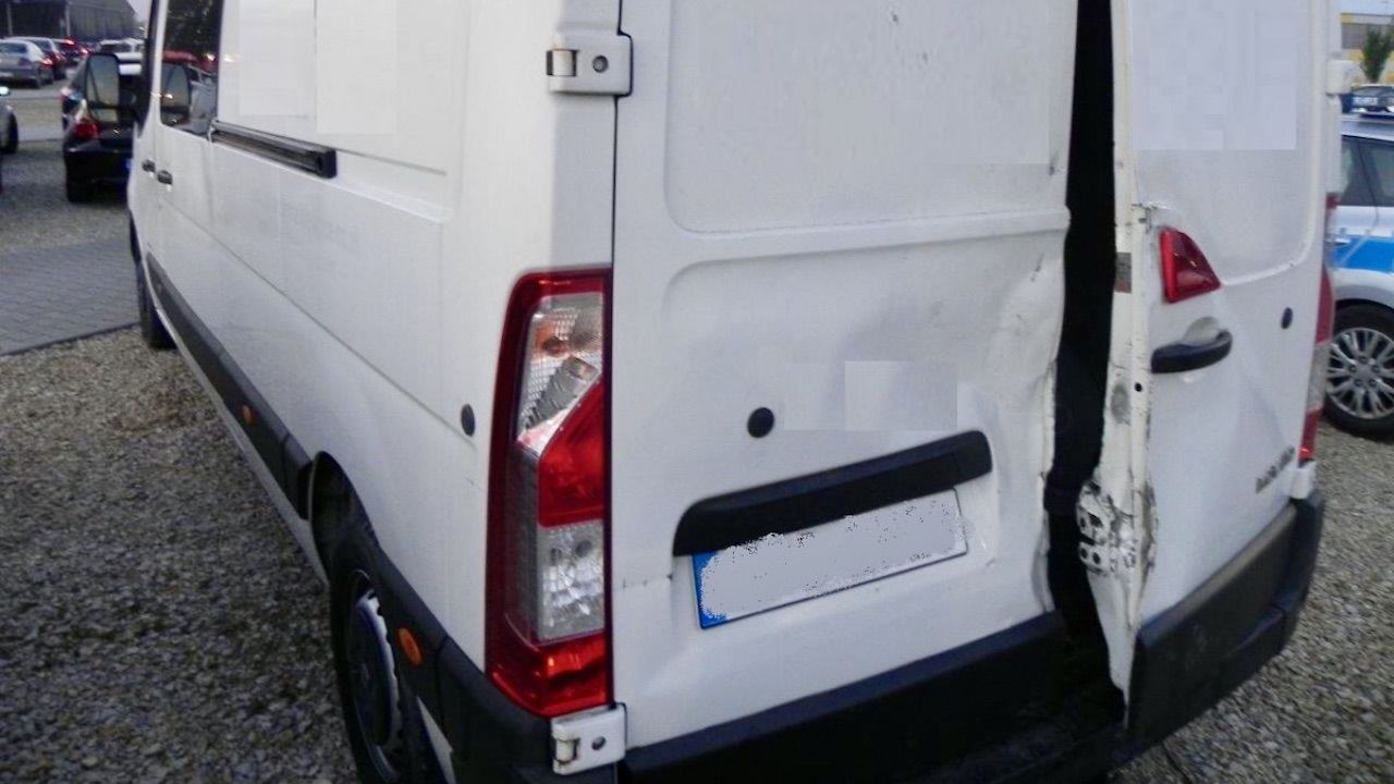 Funkcjonariusze wydostali psa z nagrzanego opla movano (fot. Policja małopolska) Funkcjonariusze wydostali psa z nagrzanego opla movano (fot. Policja małopolska)