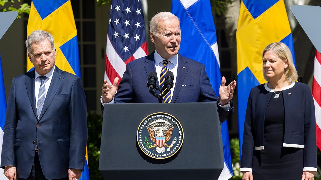 Prezydent Finlandii Sauli Niinistö, prezydent USA Joe Biden i premier Szwecji Magdalena Andersson (fot. PAP/EPA/JIM LO SCALZO)