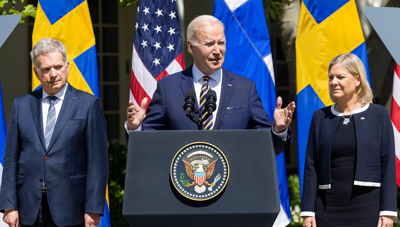 Prezydent Finlandii Sauli Niinistö, prezydent USA Joe Biden i premier Szwecji Magdalena Andersson (fot. PAP/EPA/JIM LO SCALZO)