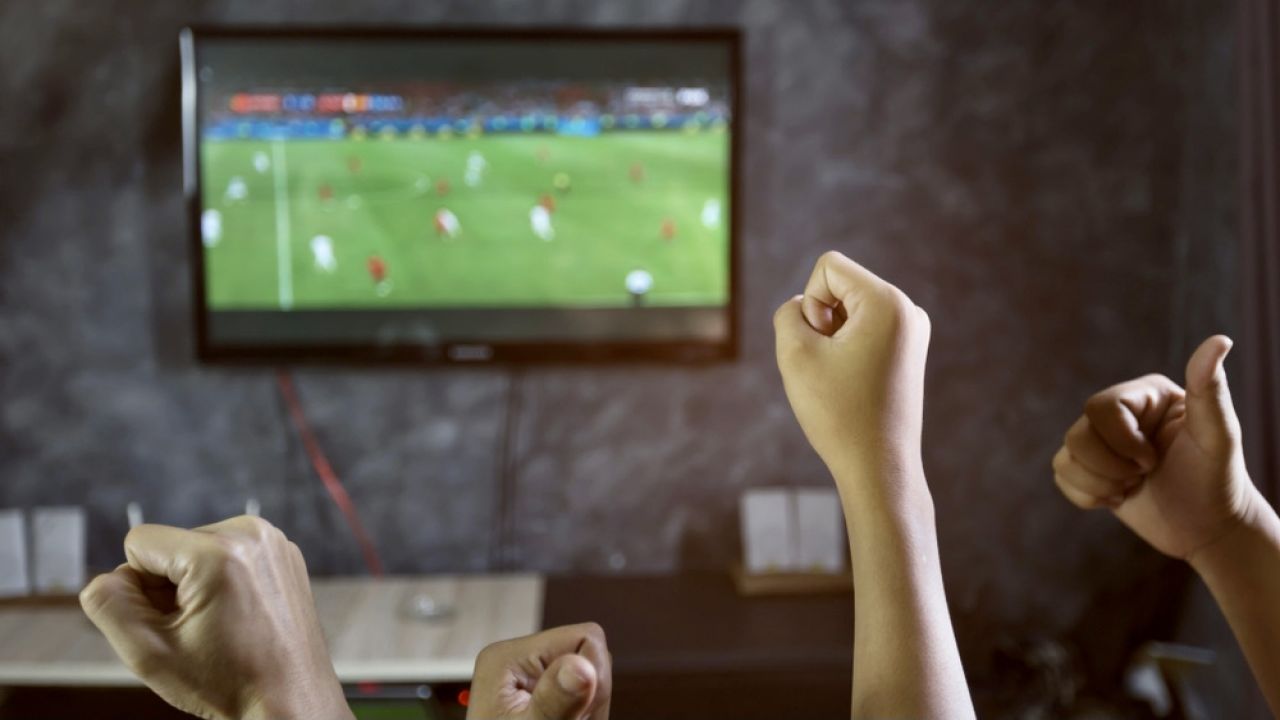Sportowe emocje ze stadionu przeniosły się do domu (fot. Shutterstock/Nok Lek) Sportowe emocje ze stadionu przeniosły się do domu (fot. Shutterstock/Nok Lek)