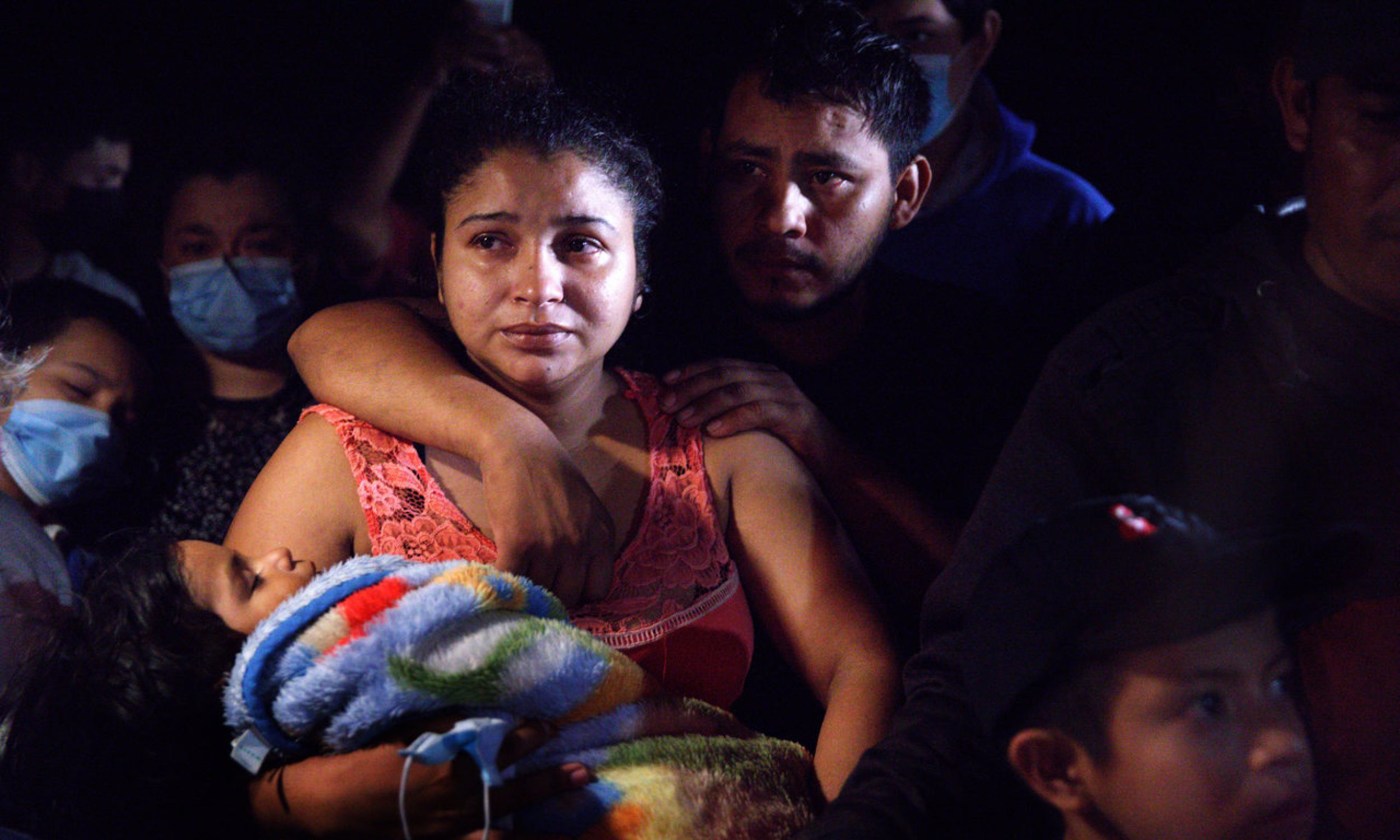 Rodzice z dzieckiem przyszli z Hondurasu do Meksyku i przekroczyli granicę USA , pokonując pontonem Rio Grande. 15 kwietnia 2021 r. w Teksasie. Fot. John Moore / Getty Images