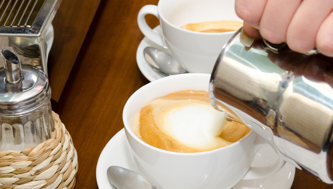 Rosyjska kawiarnia reklamowała cappuccino z mlekiem kobiety (fot. shutterstock/withGod)