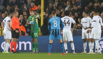 Piłkarze Aston Villi tłumaczą się ze swojego błędu (fot. Getty Images)