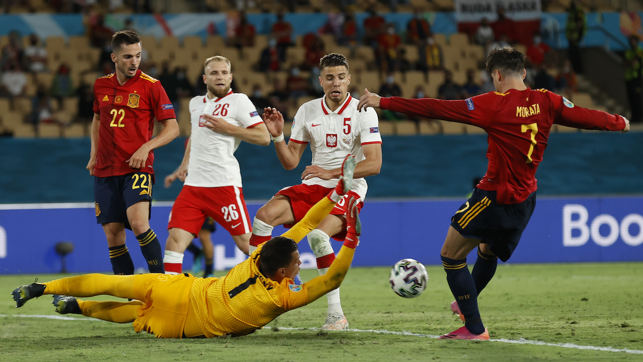 Alvaro Morata w starciu z polską obroną (fot. Getty) Alvaro Morata w starciu z polską obroną (fot. Getty)