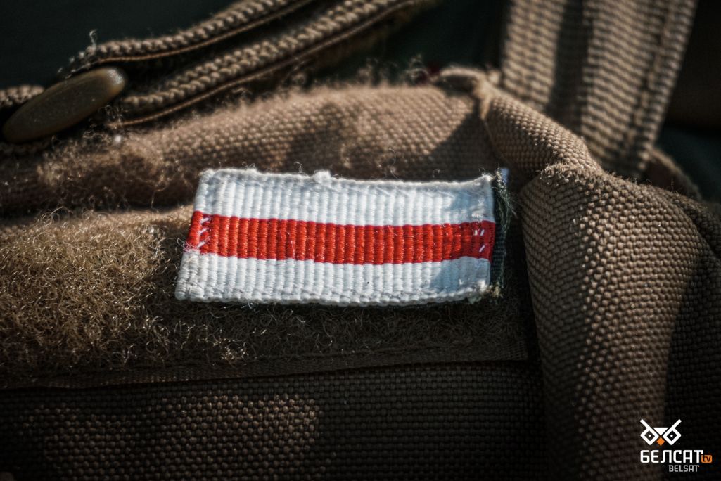 Невялікі бел-чырвона-белы сцяжок на абмундзіраванні байца палка імя Кастуся Каліноўскага. Кіеўская вобласць, Украіна. 7 чэрвеня 2022 года. (Фота: Алесь Усцінаў / Белсат)