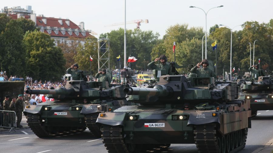 Defilada w Warszawie z okazji Święta Wojska Polskiego / fot. PAP/Leszek Szymański