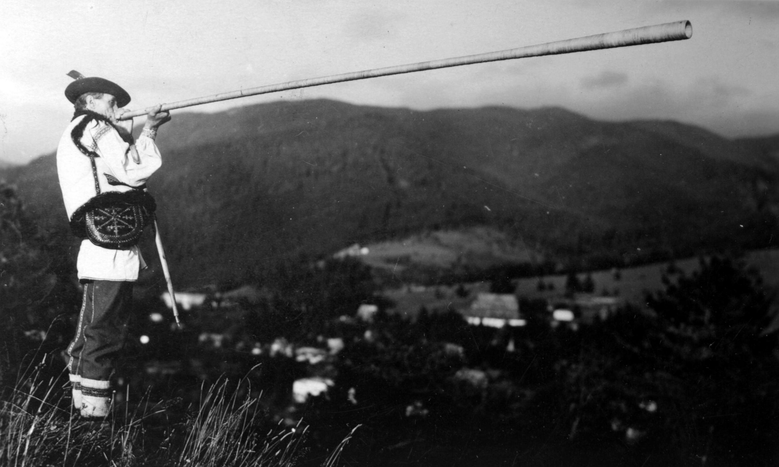 Hucuł grający na trombicie, 1937 rok. Fot. NAC/Ilustrowany Kurier Codzienny