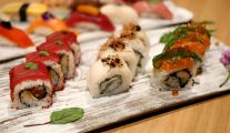 Sushi jedzą zarówno dorośli, jak i dzieci i zachwycają się jego smakiem
